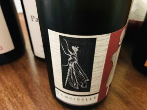 un sylvaner rouge. C'est un cépage rare, qui donne des rouges très clairs avec une structure proche d'un blanc et une salinité intéressante. A mon avis top sur les poissons crus, et une vraie originalité